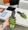 Paris kvinnor strand tofflor ny sommar romersk mode lyxdesigner platt sandaler kvinnlig latex mjuk sula skor tory flip-flops thong cd glidchanes