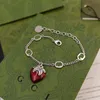 Designers Nytt innovativt guldpläterat armband gjord av högkvalitativt kopparmaterial Röd Strawberry Pendant Armband Personlig minimalistisk armband Party