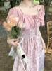 فساتين الحفلات 2024 الصيف الوردي قصير الأكمام الأزهار ميدي فستان امرأة فرنسية أنيقة حتى الشاطئ غير الرسمي الأزياء الكورية