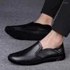 カジュアルシューズサマーデザイナーの男性をローファー本革のメンズスリップオンドモカシンhombre man moccasin spring