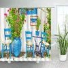 Duschvorhänge, Straßenblume, Blumenpflanze, blaue Holztür, Retro-Backsteinmauer, Fenster, Garten, malerischer Hängevorhang, Badezimmer-Dekor