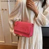 Fabriksrabattdesigner axelväska liten fyrkant ny fashionabla trendbrev främmande stil crossbody stor kapacitet enkel avslappnad mångsidig kedja