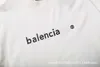 Designer 23 estilo caixa de correio fundo branco e fonte preta impressa gola canelada de algodão puro casual solto unissex camiseta da família B EZCS