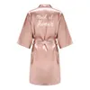 F9i8 Sexy Pyjamas Mariage Bride Bridesmaid Robes pour femmes Cadeaux de fête nuptiale Team Vobe robe de robe en satin Vêtements de sommeil Kimono Sexy Summer Bathrobe 2404101