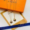 Boutique di lusso placcato in oro collana di design di marca progetta collane con lucchetto per ragazze affascinanti Catena lunga di alta qualità