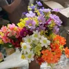 Kwiaty dekoracyjne Fałszywe rośliny żywe sztuczne bukiety dzikich kwiatów do wystroju domu 6 wiązki kolorowych symulowanych jedwabnych krzewów naturalne