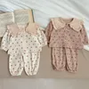 Весенний пижамный комплект для маленьких девочек с милым цветочным принтом абрикоса цвета хаки и отложным воротником с открытой строчкой, топ и штаны для новорожденных, домашняя одежда, ночная рубашка E24102 240325