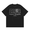 MM6 Co branded Série Completa Bordado Impressão Digital Solta Camiseta Curta para Homens e Mulheres American High Street Casais Meia Manga Moda