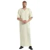 Robe musulmane Ramadan Abayas Dubaï Kaftan décontracté Robe en satin à rayures Costume islamique à manches courtes Jubba Thobe pour hommes Moyen-Orient 240328