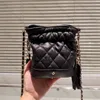 Ny högkvalitativ designerväska kvinna hink väska mode makeup väska guld blixtlås argyle korn ljus målad metallkedja tiao lammskinn crossbody väska kedja handväska handväska