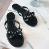 Infradito di design Pantofole con rivetti Sandali piatti da donna Pantofola da spiaggia estiva in pelle Suola in gomma Stampa Diapositive di lusso Pantofola causale di moda con scatola