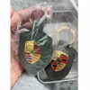 1x Frosted Leder Wildleder Leder Alcantara Auto Car Logo Keychain Keyring Schlüsselhalter für Porsche Autos Schlüsselhülle Schlüsselkette