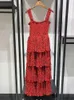 Casual klänningar Kvinnors röda blommor tryckt klänning ärmlös fyrkantig krage rygglös utanför axeln 2024 sommar kvinnlig slingrockar