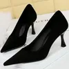 Scarpe eleganti 2024 Stile occidentale Semplicità Partito Décolleté Bicchiere da vino Tacchi 10 cm 7 cm Sottile Floccato alto Punta poco profonda Donna Nero