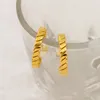 Orecchini a cerchio da donna alla moda 4 mm piatti ritorti di dichiarazione placcati in oro 18k a forma di C OL gioielli per l'orecchio quotidiano regalo