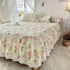 Elegant blommig 3 -delad sängkläder set quiltad sängkjol med rufsade örngott mjuka bekväma - perfekt för sovrum och sovsal dekor