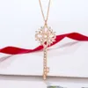 La prima scelta per le dee della moda!Catena a clavicola di lusso leggera in oro rosa 18 carati, collana con chiave intarsiata con diamanti rotondi per donna, che emana un fascino affascinante.