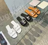 Slippers مصممة للسيدات الصنادل الصيفية الموضة Flip-Flops الموضة كل شيء العجل شاطئ الشباك شقق بالاديوم المطلي بالزواج Kelly Flip-Flop