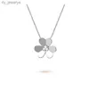 Designer halsbandsmycken Fourleaf Clover Pendant Female Steel Lucky Grass ClaVicle Saturn Diamond Halsband Guld för kvinnor Mens Tennis Chain Rose Gold Silvery