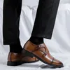 Scarpe eleganti da uomo a punta Business Designer Casual Moda britannica Chiusura da sposa Scarpe da uomo con fibbia in pelle di mucca