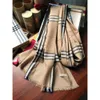 Designer Scarf Luxury Shawls Cashmere Scarf Designer Scarves Winter Men Kvinnor Kvalitet Mjuk tjock sjal halsdukar Fashion Scarve 4 Season Foulard Factory Store