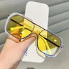 Zonnebrillen Nieuwe geïntegreerde zonnebril met dubbele straal, volledig frame, rode mesh-zonnebril, gebruikt voor het besturen van een UV-bestendige bril met groot frame J240330
