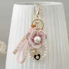 Keychains Lanyards Boutique Pearl Chain Tea Flower Woven Keychain Car Keyring Bag Pendant Accessories Keychain Girl Keyring Gift Jewelry J240330