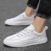 Scarpe casual da uomo Sneakers in pelle nera Genuino design della moda semplice calzino piatto bianco 2024