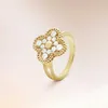 Designer Charm High Version van K Gold Clover Ring Natural White Fritillaria Personlighet Lucky Flower Agate med Diamond Finger O