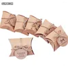 Cadeau cadeau 10pcs / lot mignon kraft papier oreiller boîte de bonbons boîtes de faveurs de mariage avec étiquettes maison fête d'anniversaire approvisionnement