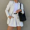 Traccettaci da donna Donne Striving Striving Shorts Chic Coat Shorts per un elegante outfit in stile pendola