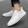 Scarpe casual da uomo Sneakers in pelle nera Genuino design della moda semplice calzino piatto bianco 2024