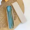 Ensembles de vaisselle Kitchen Table Varelle Color Color 4PCS / Set Cutlery Wheat Straw Spoon Fork Copsticks with Box Travel Accessoires Portables