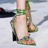 2024 Kvinnor skor Metallisk kristall utsmyckade ankel-slips sandaler klackade stilett klackar för kvinnor festskor öppen tå kalv spegel läder lyxiga designer klackar