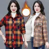 Kvinnors blusar skjortor Autumn Winter Fashion Plus Velvet Harajuku Top Womens Loose Casual Full Matching Coat Plaid Shirt Långärmad knapp Blusal240328