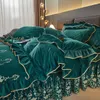 Set di biancheria da letto Europa Lusso Ricamo in oro Set di velluto di cristallo Copripiumino con cerniera Trapuntato rimovibile con volant Federe per gonna da letto