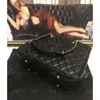 Berühmte Schwarz Relief Leder Frau Schulter Tasche Quasten Totes Frauen Handtaschen Dame Brief Messenger Weiblichen E