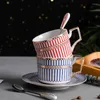 Tazze Piattini Tazza da caffè e piatto in ceramica Set europeo piccolo lusso inglese tè pomeridiano Nero per la casa Semplice Bone China