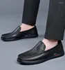 Sapatos casuais Doudou respirável sola de couro macio genuíno couro de negócios masculino um passo chute pequeno branco
