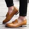 Chaussures décontractées pointues en cuir pour hommes, mocassins de styliste marron et noir, mocassins pour robe de mariée italienne avec pompon