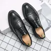 Scarpe casual da uomo Abito in pelle originale Abito intagliato Scarpa in vero pizzo Marrone Nero Lacci Designer Brand Brogue Matrimonio