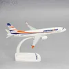 Modello di aereo 1 scala 200 B737MAX8 smartwings Airlines Modello di aereo in plastica ABS Giocattoli Modello di aereo di aereo Assemblaggio di giocattoli in resina per la raccolta YQ240401