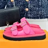 Verano nuevo llega parejas zapatillas de playa pista abierta peep toe suela gruesa afuera para caminar mujeres y hombres diseñador de marca clásico chanclas de vacaciones