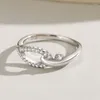 Anéis de cluster Espumante Europeu Pave CZ Arc Crossing S925 Sterling Silver Dedo Anel Empilhado Banda para Mulheres Aniversário Jóias de Casamento