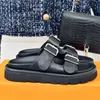 Verano nuevo llega parejas zapatillas de playa pista abierta peep toe suela gruesa afuera para caminar mujeres y hombres diseñador de marca clásico chanclas de vacaciones