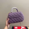 Les sacs à bandoulière pour femmes dans les magasins d'usine sont à 90 % de réduction sur le nouveau sac pour femme en tweed violet avec chaîne à paillettes et selle décontractée à bandoulière