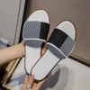 Bur6erry diapositivas zapatillas de diseñador sandalias de mujer sandalias con diapositivas metálicas zapatos de vacaciones de verano para caminar zapatilla de playa para mujer zapatos de tacón plano bordados