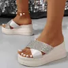 Zapatillas 2024 para mujeres nuevos diamantes diamantes pendiente liviana zapatillas para tacón para mujeres de la colección espesa correa cruzada sandalias de playa zapatillas J240402