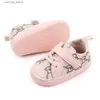 Första vandrare 2023 Nyfödda babyskor Spring Soft Bottom Sneakers Baby Boys Non-Slip Shoes First Walkers 0-18 Months L240402