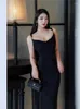 Sukienki swobodne 2024 Spring/Summer Heavy Przemysł Rolkowany Diamentowy Elegancki kołyszący się czarny szczupłowy w stylu bioder z wiszącym paskiem